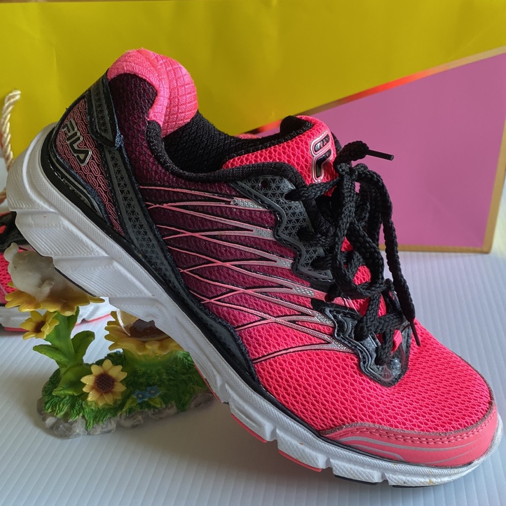 Fila bright pink & black size 6 sneakers